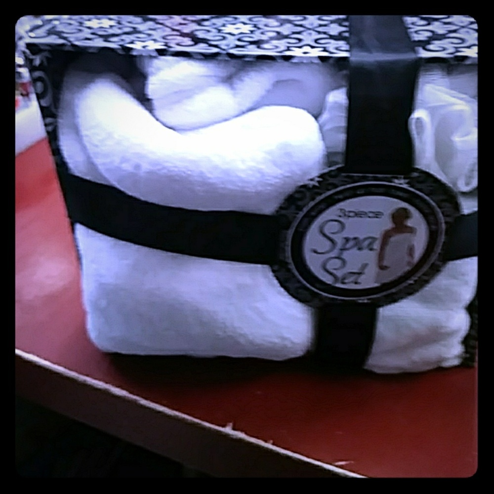 3 pc. Spa Set Brand New Excellent Condition